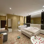 Luxury Jacuzzi Suite- Astir,tirana Apartment