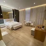 Luxury Jacuzzi Suite- Astir,tirana דירה טיראנה