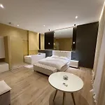 Luxury Jacuzzi Suite- Astir,tirana *