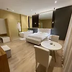 Luxury Jacuzzi Suite- Astir,tirana טיראנה