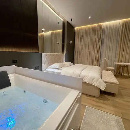 Luxury Jacuzzi Suite- Astir,tirana شقة *