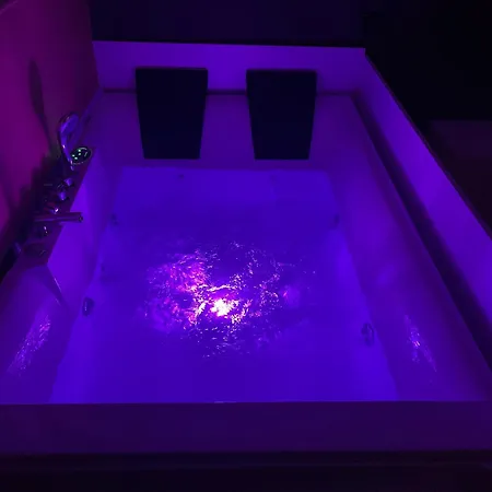 Luxury Jacuzzi Suite- Astir,tirana شقة *