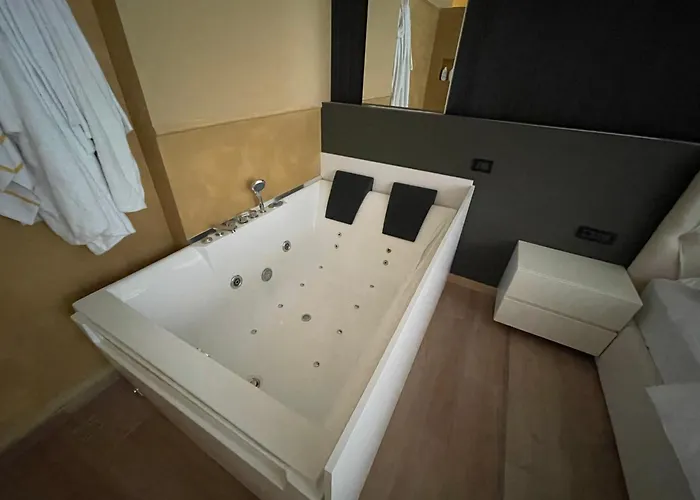Luxury Jacuzzi Suite- Astir,tirana Lägenhet *