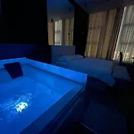 Luxury Jacuzzi Suite- Astir,tirana 公寓