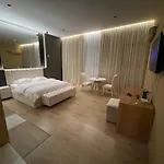 Lägenhet Luxury Jacuzzi Suite- Astir,tirana *