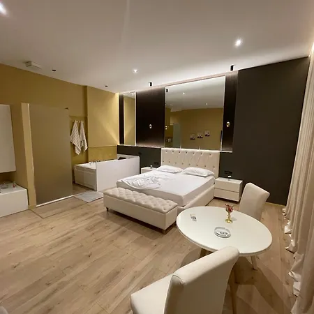 Luxury Jacuzzi Suite- Astir,tirana Апартаменты