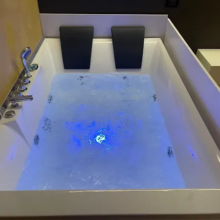 アパート Luxury Jacuzzi Suite- Astir,tirana *