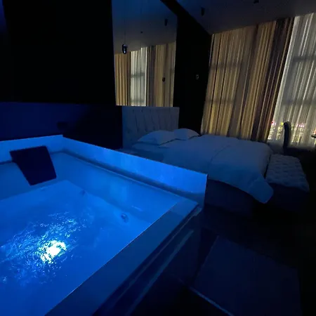 Luxury Jacuzzi Suite- Astir,tirana Апартаменты