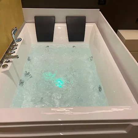 Luxury Jacuzzi Suite- Astir,tirana Апартаменты