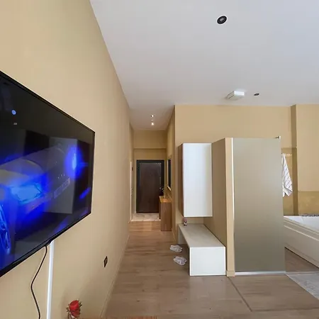 Luxury Jacuzzi Suite- Astir,tirana Апартаменты *
