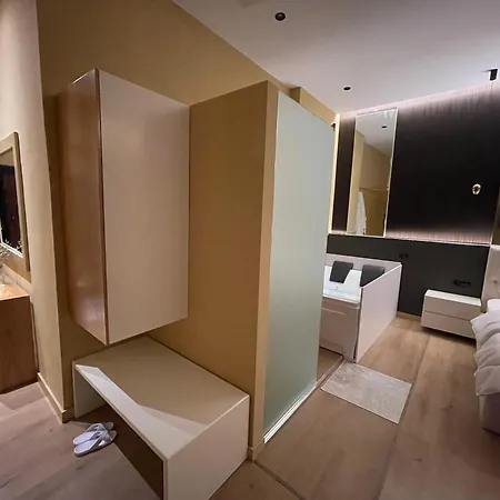 Luxury Jacuzzi Suite- Astir,tirana Апартаменты