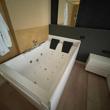 Luxury Jacuzzi Suite- Astir,tirana Апартаменты *