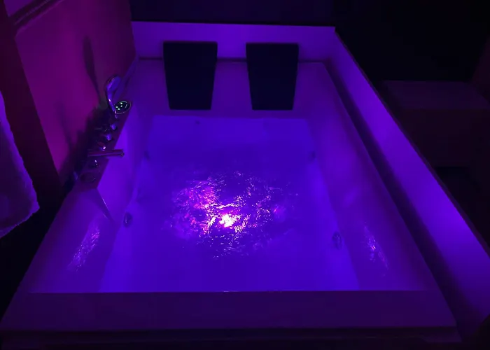 Luxury Jacuzzi Suite- Astir,tirana Appartement *